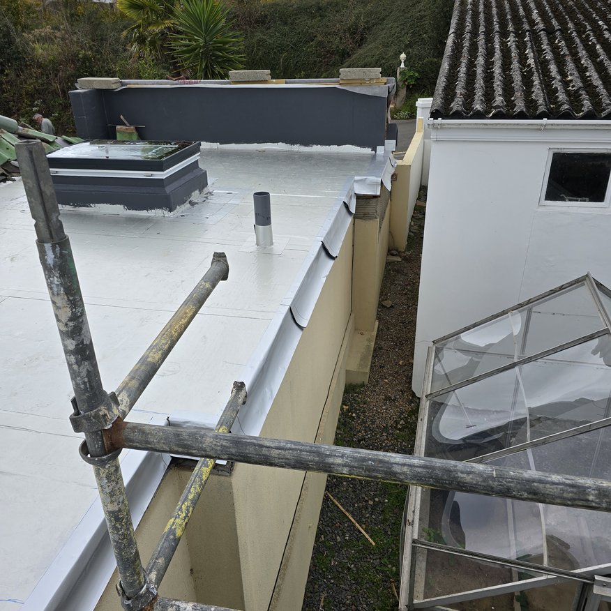 “Vapour control membrane applied as part of the roofing build-up.”  🔹 Short gallery caption